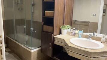 Serviettes fournies, savon, shampoing, papier toilette