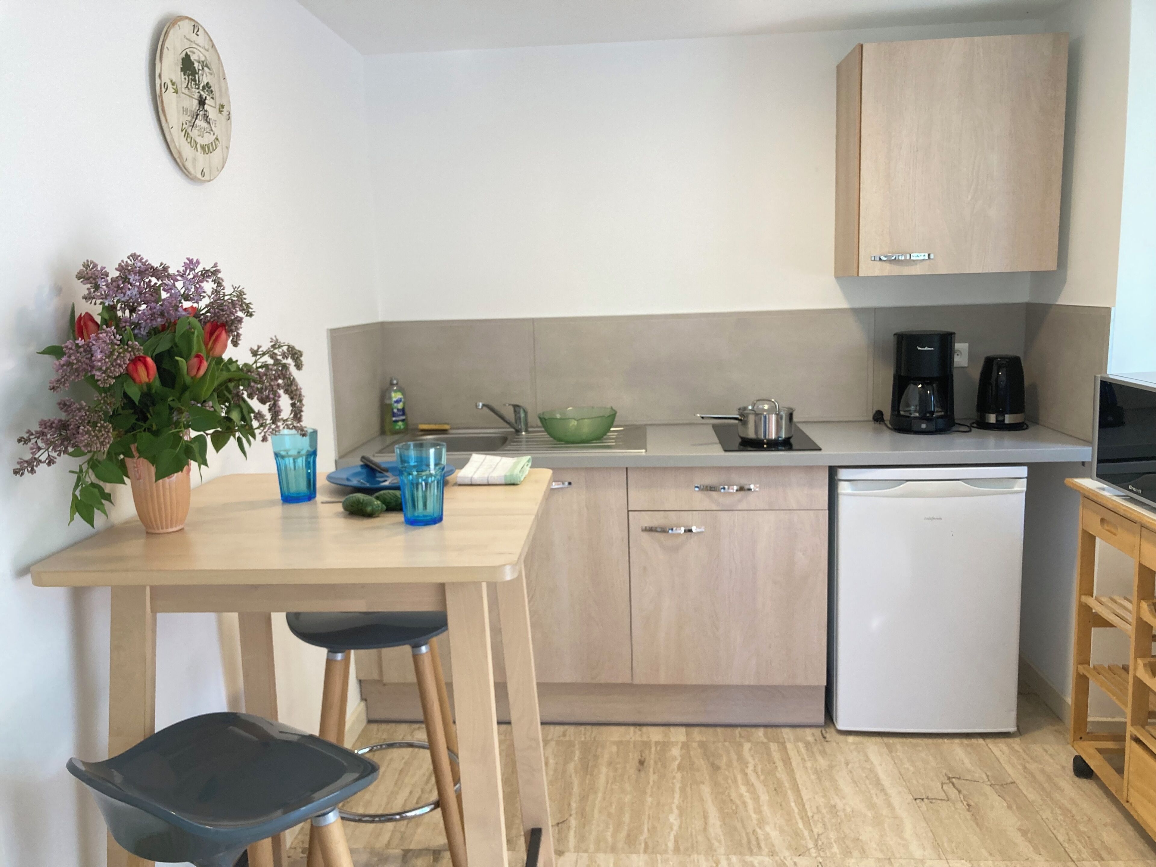 Comfort Twin Room, Garden View | Private kitchen | Electric kettle, dining tables