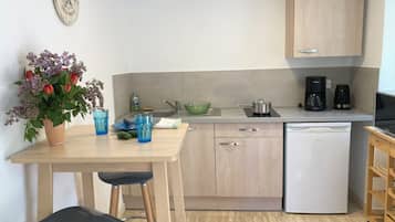 Habitación Confort con 2 camas individuales, vista al jardín | Cocina privada | Tetera eléctrica y comedor