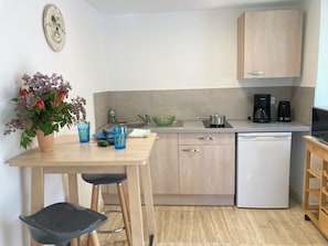 Comfort Twin Room, Garden View | Private kitchen | Electric kettle, dining tables - Pavillon de l'Etang (Chateauneuf-du-Rhone)