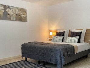 Comfort Studio Suite, 1 Queen Bed, Garden View