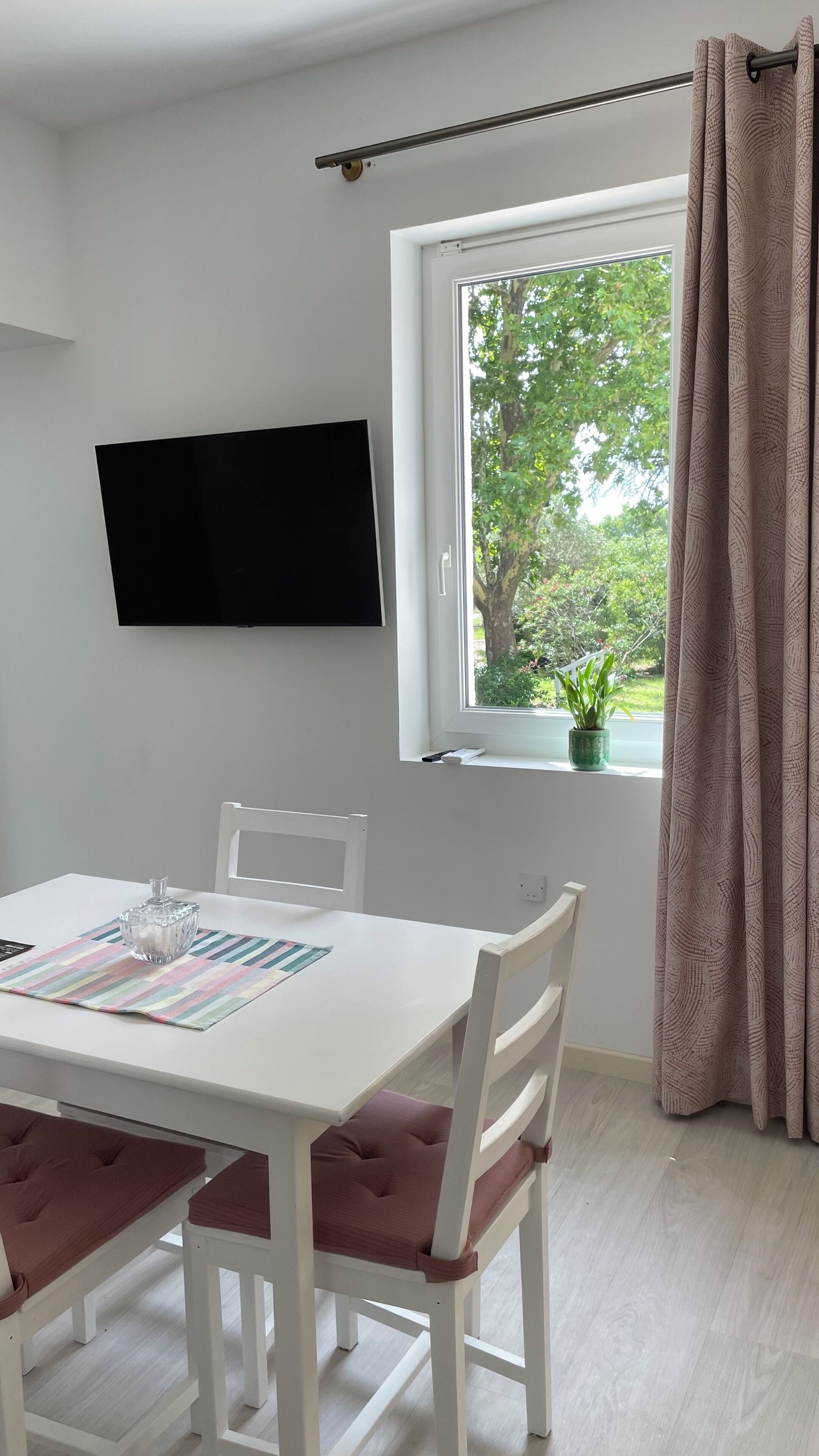 Căn hộ phong cách cổ điển, quang cảnh vườn | Khu phòng khách | TV màn hình phẳng 32-inch có truyền hình kỹ thuật số, TV 