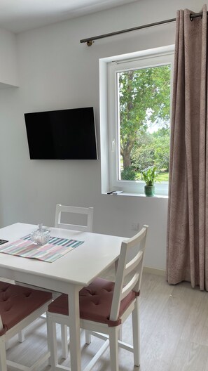 クラシック アパートメント ガーデンビュー | リビング エリア | 32 インチの薄型テレビ (デジタル放送視聴可)、テレビ