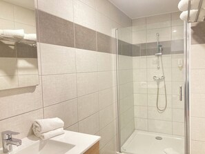 Comfort Apartment, Garden View | Bathroom - Pavillon de l'Etang (Chateauneuf-du-Rhone)