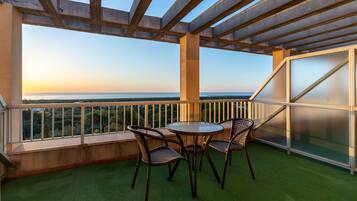 Zweibettzimmer, Terrasse, Meerblick | Terrasse/Patio
