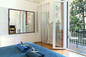 Habitación empresarial doble de uso individual, vista al jardín | Minibar y wifi gratis 