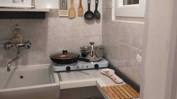 Doppia Business uso singolo, vista giardino | Cucina privata | Microonde, macchina per caffè espresso, macchina per tè/caffè