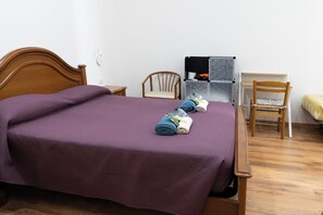 Habitación empresarial triple, para no fumadores, baño privado | Minibar y wifi gratis 