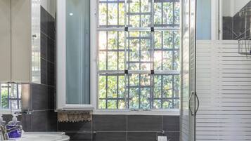 Business-Doppelzimmer zur Einzelnutzung, Gartenblick | Badezimmer | Dusche, Regendusche, kostenlose Toilettenartikel, Haartrockner