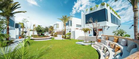 Villa with Private Pool | Coffres-forts dans les chambres, fer et planche Ă repasser