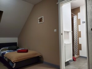 5 bedrooms, iron/ironing board, bed sheets