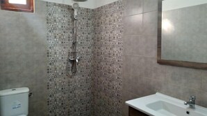 Shower, towels, soap, toilet paper - Chambre D'hôte 2personnes Avec Petit Déjeuner (Mednine)