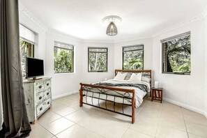 7 bedrooms, iron/ironing board, WiFi, bed sheets - "Gorge Castle" in forest landscape (Galston)