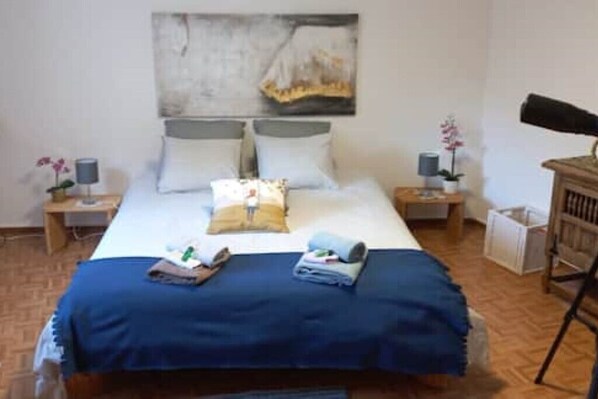 2 bedrooms, desk, iron/ironing board, travel cot