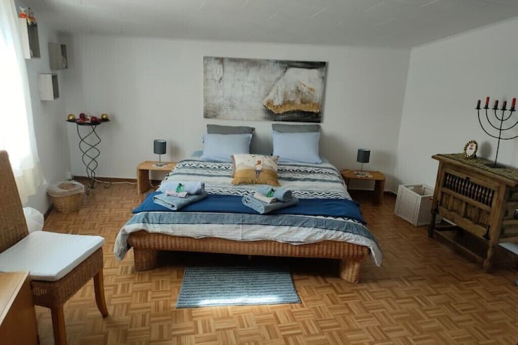 2 slaapkamers, een bureau, een strijkplank/strijkijzer, reisbedje