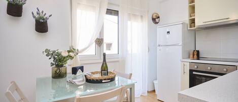 Fridge, oven, stovetop, coffee/tea maker