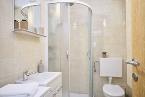 Dusche, Haartrockner, Handtücher, Seife