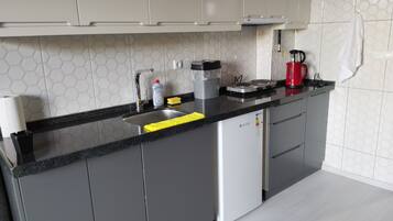 Elite-huoneisto | Yksityinen keittiö | Minijääkaappi, liesi, keittoastiat/astiat/ruokailuvälineet