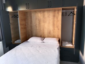 Tabla de planchar con plancha, wifi gratis y ropa de cama 