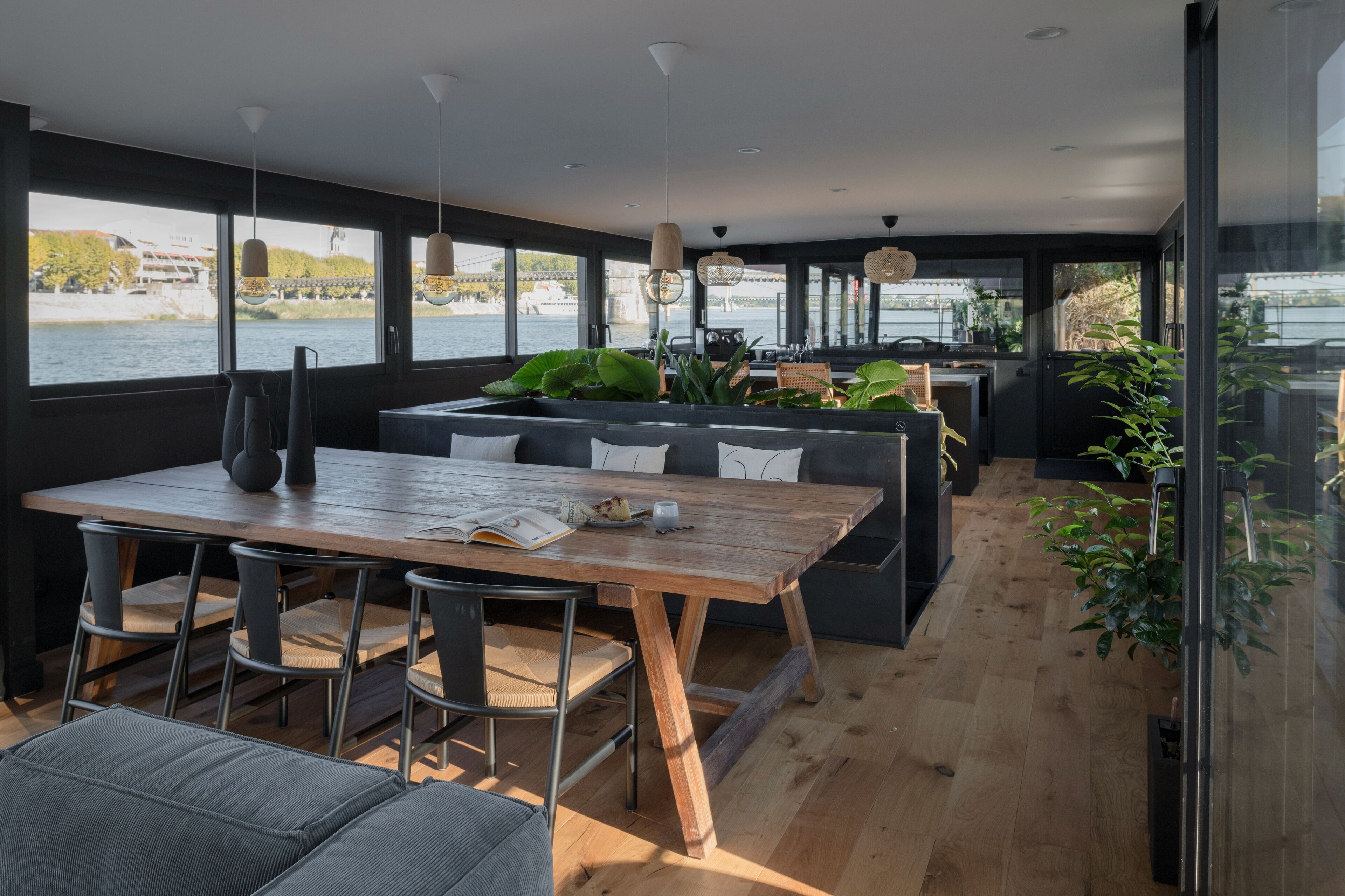 尊榮客房 | 客房內保險箱、獨特裝潢、書桌、筆電工作空間