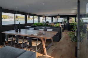 Premium kamer | Een kluis op de kamer, individueel gedecoreerd, een bureau