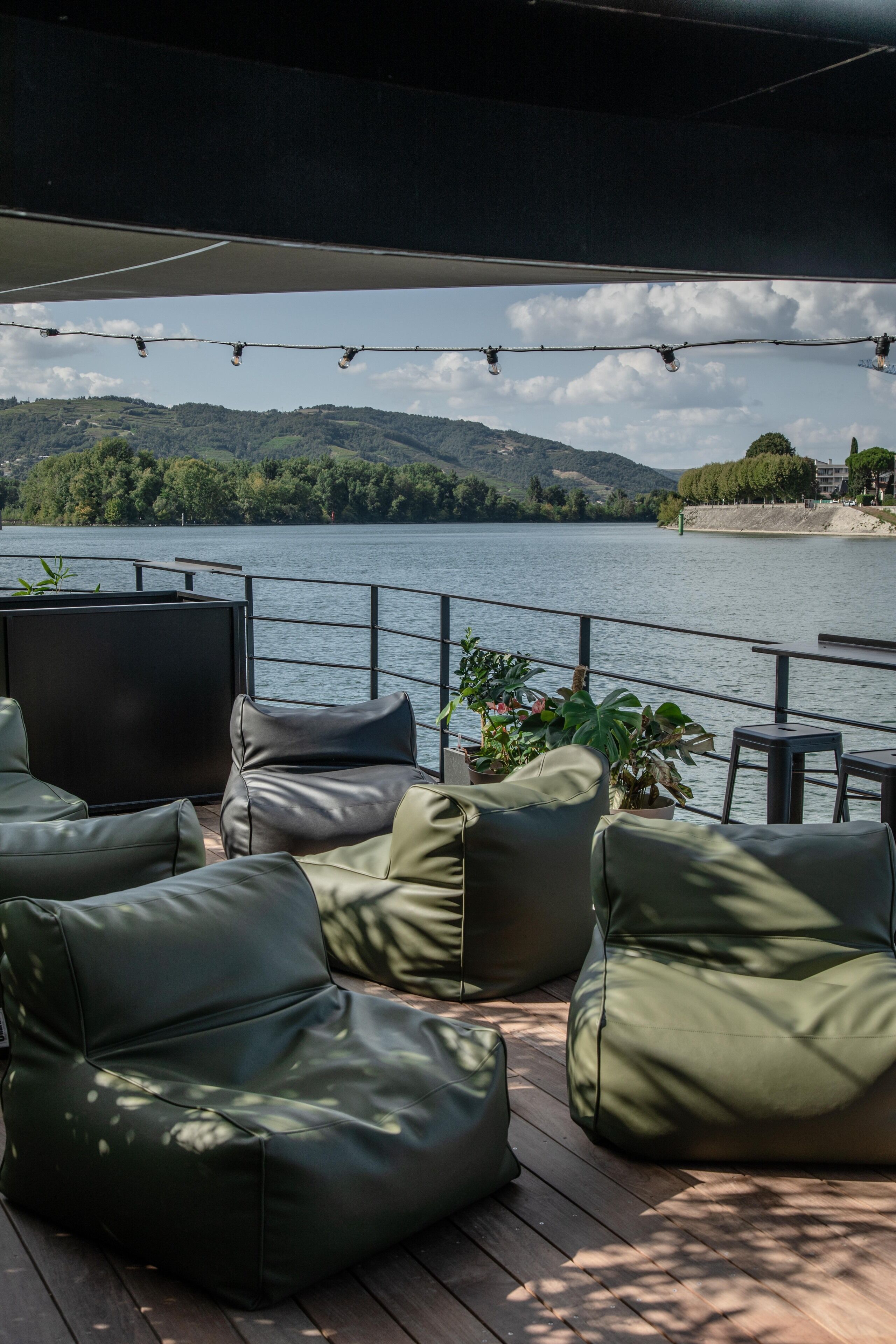 Premium kamer | Een kluis op de kamer, individueel gedecoreerd, een bureau