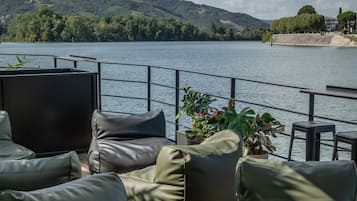 Premium kamer | Een kluis op de kamer, individueel gedecoreerd, een bureau