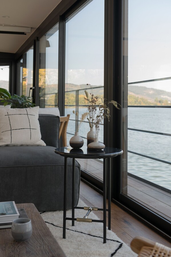 Premium kamer | Een kluis op de kamer, individueel gedecoreerd, een bureau