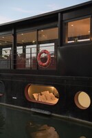 Caja de seguridad en la habitación y decoración personalizada 
