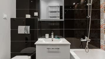 Deluxe Apartment | Bathroom | Bathtub, hair dryer, towels