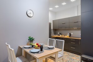 Deluxe-lejlighed | Privat køkken | Køleskab/fryser i fuld størrelse, ovn, kogeplade, opvaskemaskine