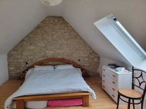 2 soverom, skrivebord, strykejern/-brett og reiseseng for barn