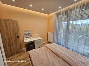 8 bedrooms, iron/ironing board, WiFi, bed sheets