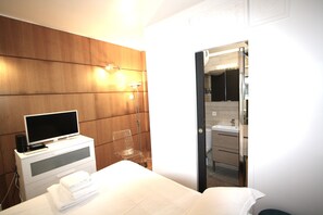 Hypo-allergenic bedding, in-room safe, individually decorated - One bedroom flat ground floor avec cuisine -Rue Saint charles - métro Charles Michels 75015 PARIS (Paris)