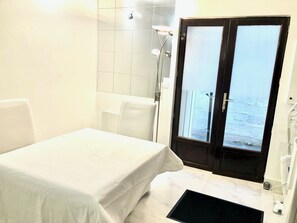 Classic Double Room | Private kitchen - One bedroom flat ground floor avec cuisine -Rue Saint charles - métro Charles Michels 75015 PARIS (Paris)