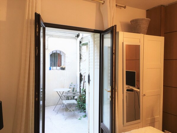 Terrace/patio - One bedroom flat ground floor avec cuisine -Rue Saint charles - métro Charles Michels 75015 PARIS (Paris)