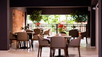 Päivittäinen täysi aamiainen (10 USD per henkilö)