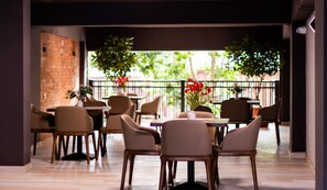 Desayuno completo diario (USD 10 por persona)