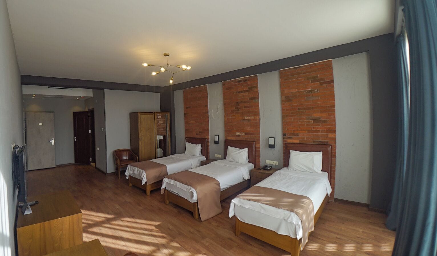 标准三人房 | 客房内保险箱、隔音、熨斗/熨板、免费 WiFi