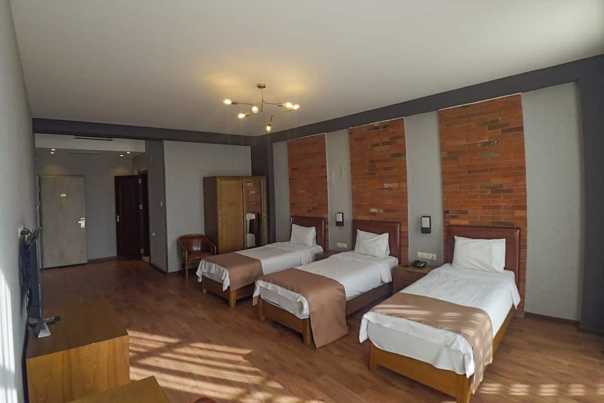 Standaard driepersoonskamer | 2 slaapkamers, een kluis op de kamer, geluiddichte muren