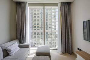 Living area - Yogi - Unwind in this 1BR at Sobha Creek Vistas Reserve (Dubai)