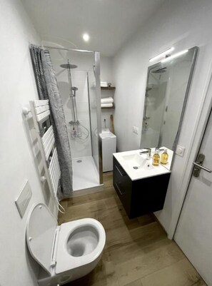 Hårtørrer, håndklæder, Sæbe, Toiletpapir