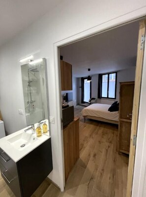 1 bedroom, iron/ironing board, travel cot, free WiFi