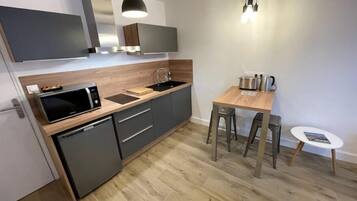 Coffee/tea maker, fridge, microwave, stovetop