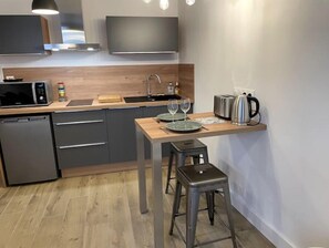 Fridge, microwave, stovetop, dishwasher - ALP Chartres - Parking Studio Inclus - lit 160x200 (Chartres)