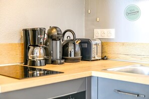 Jääkaappi, mikroaaltouuni, uuni, liesi