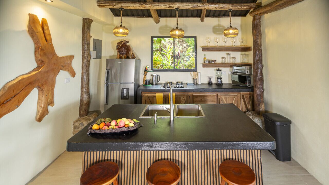 Jääkaappi, mikroaaltouuni, liesi, kahvin-/teenkeitin