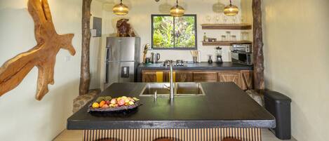 Refrigerador, microondas, parrilla de estufa y cafetera y tetera