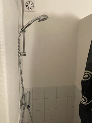 Sèche-cheveux, serviettes fournies, savon, papier toilette