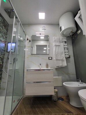 Family Studio Suite | Soundproofing, iron/ironing board, free WiFi - New era Rooms  (Naples)